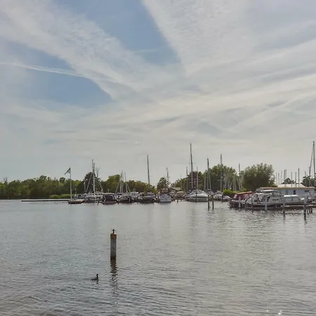 Bright And Comfortable Houseboat