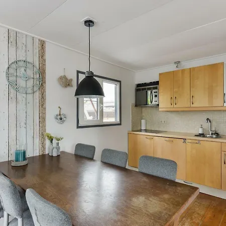 Bright And Comfortable Houseboat Apartment *