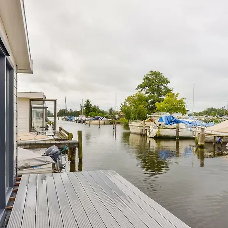 Apartment Bright And Comfortable Houseboat