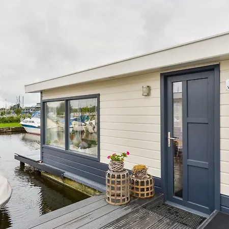 Apartment Bright And Comfortable Houseboat