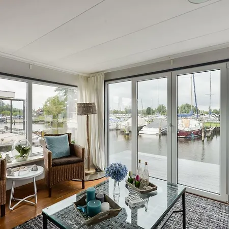 Bright And Comfortable Houseboat