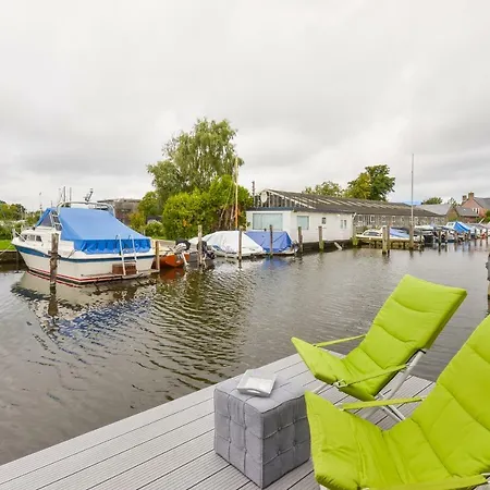 Bright And Comfortable Houseboat Apartment