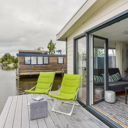 Bright And Comfortable Houseboat Apartment