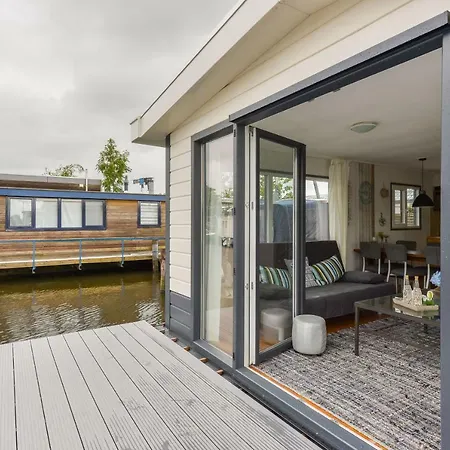 Bright And Comfortable Houseboat